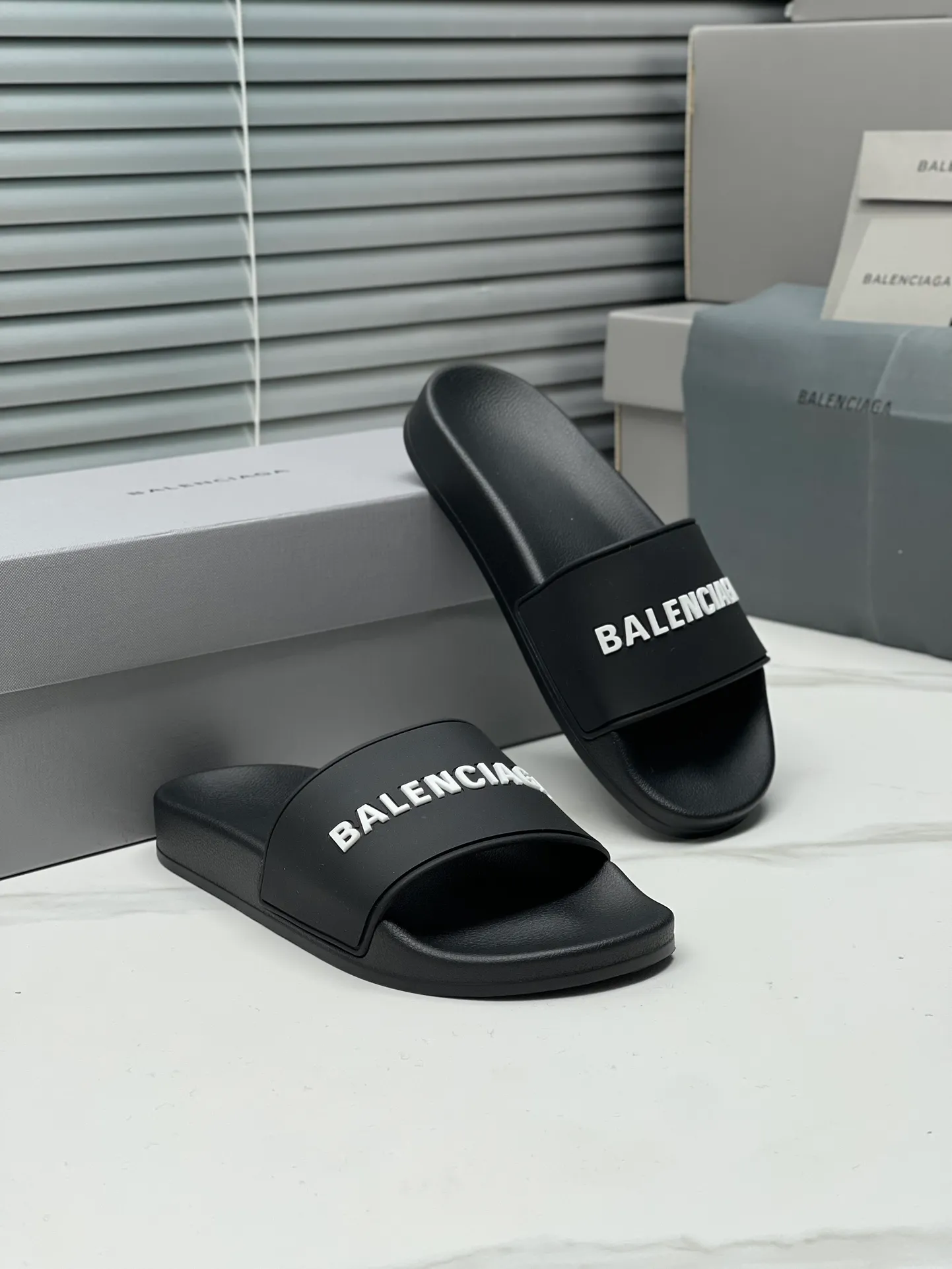 👟👟Ex-factory price 240👟👟 Women's Shoes Women's Clothing Balenciaga 2023 trendy slippers!  Balenciaga Political Campaign Latest Abrasive Development!  A favorite of European and American ladies, celebrities, and Internet celebrity girls. Exquisite uppers are hand-sewn and threaded. They are fluffy and soft, skin-friendly and soft, a must-have for summer. Fashionable but not overly ostentatious. Original natural rubber non-slip and wear-resistant sole. Size 35-40, 39-45 matching counter latest original packaging.